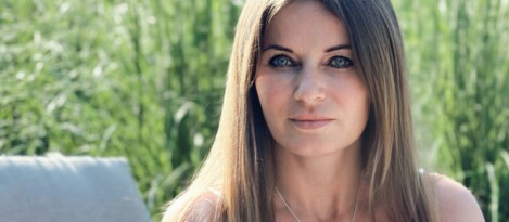 Porträitaufnahme Bettina Diederichs mit grünem Hintergrund